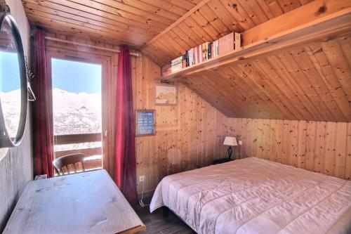 En eller flere senge i et værelse på Chalet Camomille - Confortable chalet dans un quartier calme avec une vue imprenable sur la vallée et le Mont Blanc MAE-0967