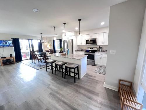 een keuken en eetkamer met witte kasten en een tafel bij Club Villa #3060 in Franklintown