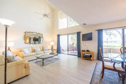 een woonkamer met een bank en een tafel bij Club Villa #3060 in Franklintown