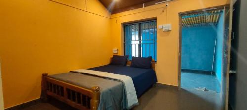 Postel nebo postele na pokoji v ubytování Srujana Beach Homestay