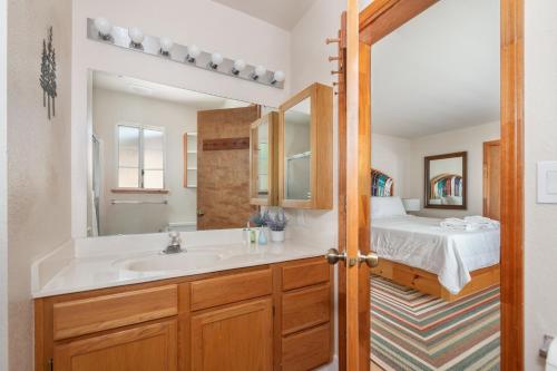 a bathroom with a sink and a mirror and a bed at Sierra Sanctuary in Dorrington