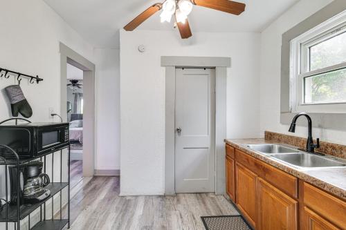 Kuchyň nebo kuchyňský kout v ubytování Walk to Winter Haven Hospital Convenient Apt