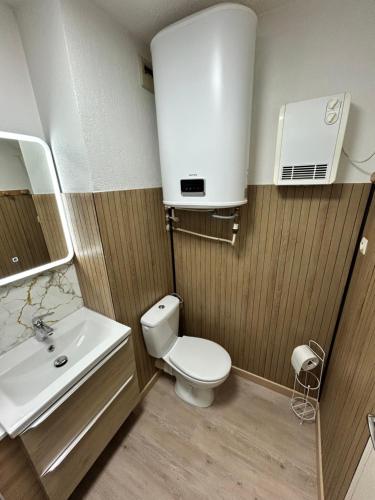 Koupelna v ubytování Studio climatisé avec jardin et plage à 250m