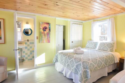 a bedroom with a large bed in a room at Bright Cottage Close to Bayside Beaches in Eastham