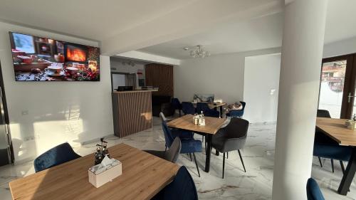 Et tv og/eller underholdning på Pensiunea Seraris