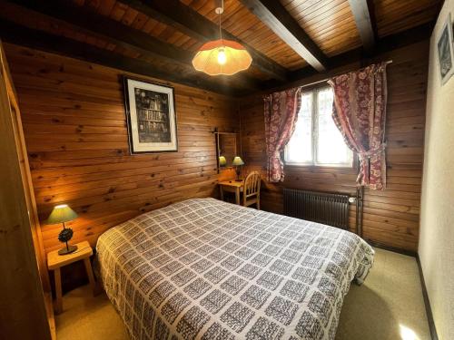 En eller flere senge i et værelse på Chalets à La Clusaz - COTTERG MAE-6191