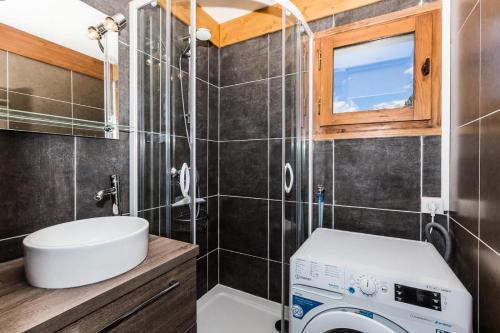 a small bathroom with a washing machine in it at CHALET DE MONTCHAVIN - Studio pour 4 Personnes MAE-9193 in Montchavin