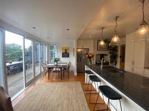 een keuken en eetkamer met een tafel en stoelen bij Auckland City Villa in Auckland