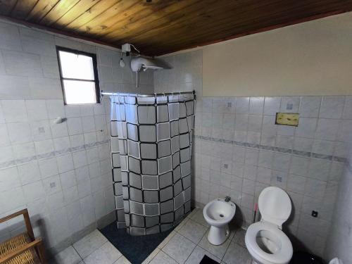 un bagno con wc e doccia di Lo de Toty 1 a Yapeyú