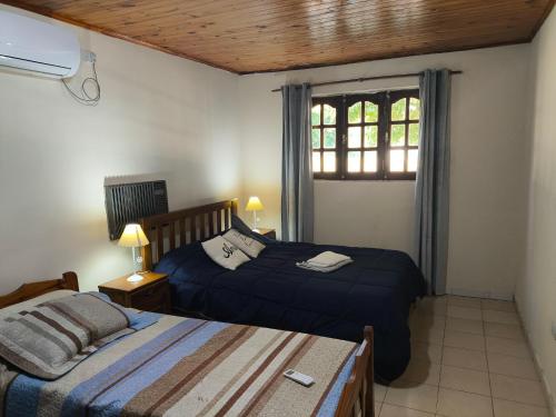 una camera da letto con due letti e una finestra di Lo de Toty 1 a Yapeyú