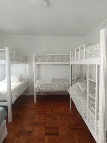 Cette chambre comprend 2 lits superposés et du parquet. dans l'établissement Casa Tribu, à Viña del Mar