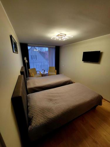 En eller flere senge i et værelse på Aisa Apartments