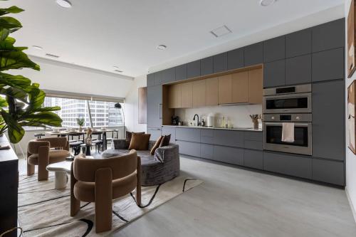 Køkken eller tekøkken på Resort Style Property 2B 2B walk to Everything!