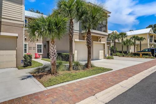 een huis met palmbomen op de oprit bij Summerwoods 1504 in American Beach