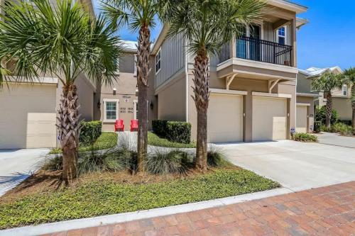 een huis met palmbomen ervoor bij Summerwoods 1504 in American Beach