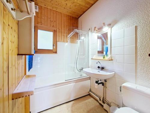 een badkamer met wastafel, douche en toilet bij Chalets à Châtel - Chalet Ecureuil ECR CHARMING & NATURE 5 Pers. MAE-3403 in Châtel
