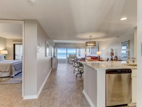 eine Küche und ein Wohnzimmer mit Meerblick in der Unterkunft Surf & Racquet Club B180 - Pool in Amelia Island
