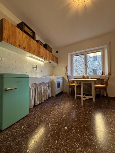 eine Küche mit Tisch und Esszimmer in der Unterkunft Cjasa Celeste - Apartments in Andreis in Andreis