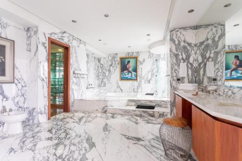 Phòng tắm tại Armored luxury PH, Jacuzzis, Pool, Butler & Art