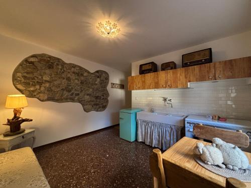 Zimmer mit einer Küche mit einem Waschbecken und einem Tisch in der Unterkunft Cjasa Celeste - Apartments in Andreis in Andreis