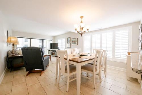 een eetkamer met een tafel en stoelen bij Surf & Racquet Club B160 -Pool in Amelia Island