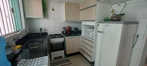 una piccola cucina con frigorifero e fornello di Casa Buritis a Primavera do Leste