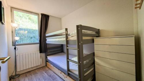Postel nebo postele na pokoji v ubytování Résidence La Petite Ourse - Appartement spacieux · Centre station MAE-7362