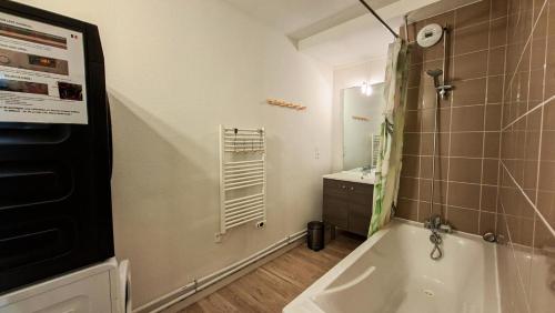Koupelna v ubytování Résidence La Petite Ourse - Appartement spacieux · Centre station MAE-7362