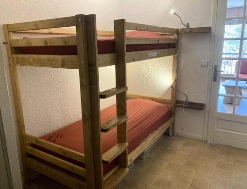 En eller flere senge i et værelse på Résidence Le Praz - Studio cabine 4 personnes 2 exposé Sud MAE-8764