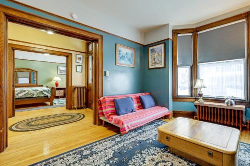 Posezení v ubytování Steps to Dtwn Sault Ste Marie Historic Home!