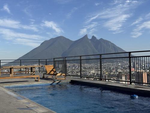 a swimming pool with a view of a city at Loft Céntrico con Piscina, Gym y Vistas in Monterrey