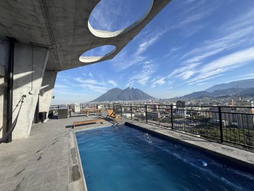 ein Schwimmbad auf dem Dach eines Gebäudes in der Unterkunft Bonito y cómodo loft en el centro de Monterrey! in Monterrey