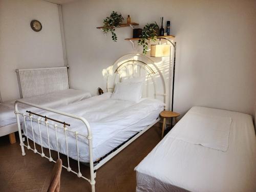 Ein Bett oder Betten in einem Zimmer der Unterkunft Cozy Garden Rooms