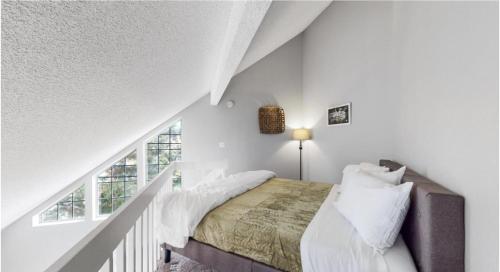 een witte slaapkamer met een bed en een raam bij Updated Two-Bedroom with Three King Beds Loft & Two Baths in Aurora