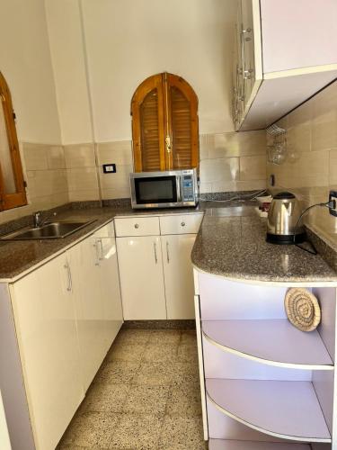 Η κουζίνα ή μικρή κουζίνα στο Shamandy house same same but different