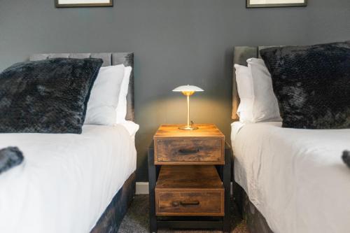 Postel nebo postele na pokoji v ubytování Modern 5 Bed 2 Bath House w Free Parking