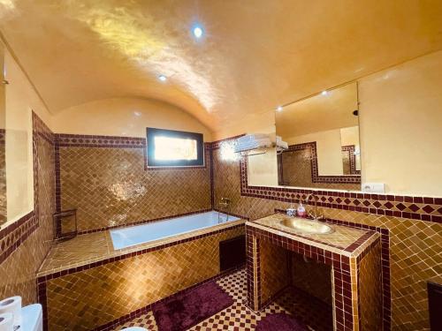 Ένα μπάνιο στο La Hacienda Private Villa with Pool & Palm Garden