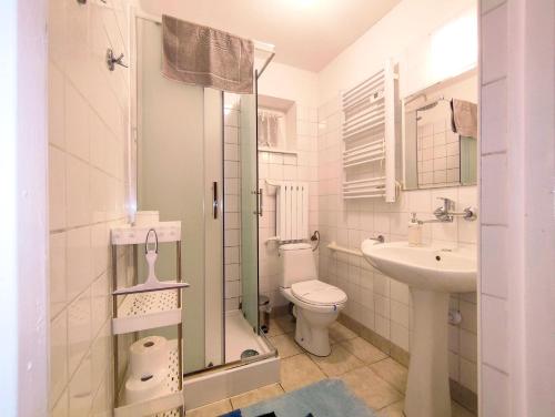 Et badeværelse på Domki OSiR - centrum, parking