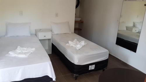 Letto o letti in una camera di Quarto Duplo com Ar e Banheiro Privativo a poucos metros do mar