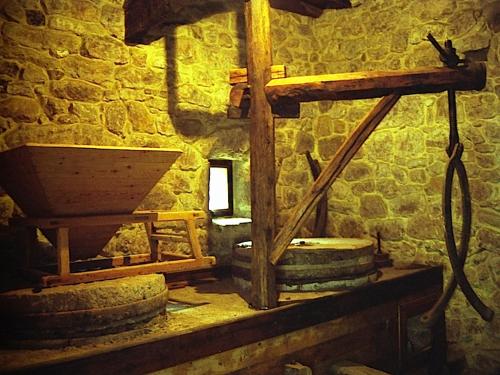 una habitación con una pila de neumáticos en un edificio de piedra en Posada Molino del Canto, en Barriolacuesta