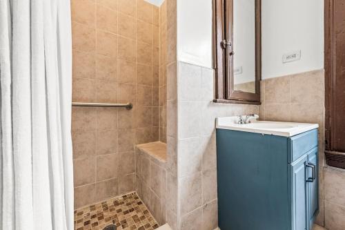 een badkamer met een wastafel en een douche bij Massive NYC House with Pool Table in Yonkers