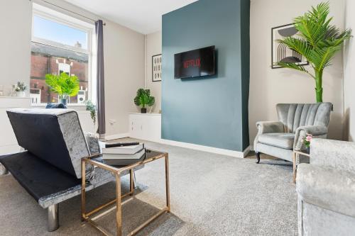 a living room with two chairs and a table at Modern 5 Bed 2 Bath House w Free Parking in Bury