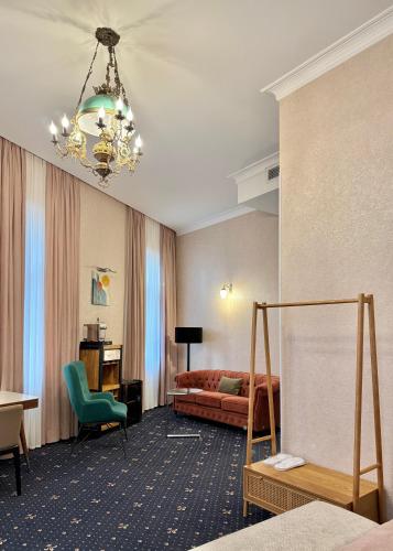una camera d'albergo con un letto e un lampadario di Arts Hotel by Square a Tbilisi City