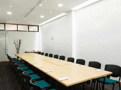 a large conference room with a long table and chairs at Hotel bh Parque 93 in Bogotá