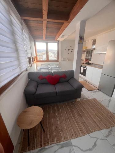 een woonkamer met een bank en een tafel bij Terrazza Appia 112 in Potenza