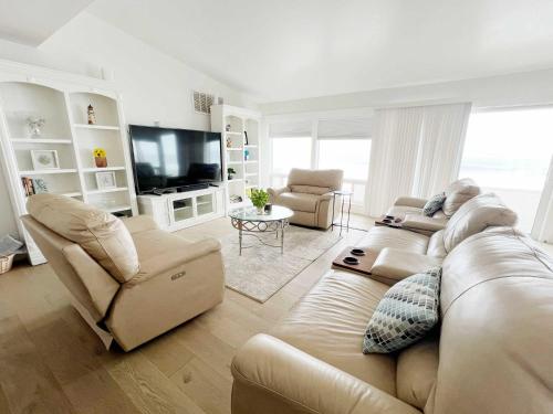 TV a/nebo společenská místnost v ubytování Marbella Lane-Oceanfront Retreat w Stunning View