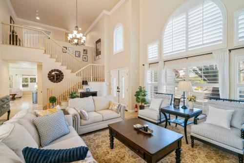 un soggiorno con mobili bianchi e una scala di Marbella Lane - Captivating Home w Pool a Otterbein