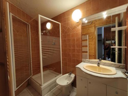 Et badeværelse på Résidence Chalmettes - Studio 4 personnes - Skis aux pieds MAE-8554