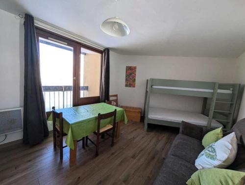 En eller flere senge i et værelse på Résidence Chalmettes - Studio 4 pers. - Skis aux pieds MAE-8984