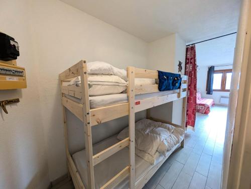 quelques lits superposés dans une chambre dans l'établissement Résidence Anges - Studio zone pistes - 29m² 4 personnes MAE-8814, à Montgenèvre